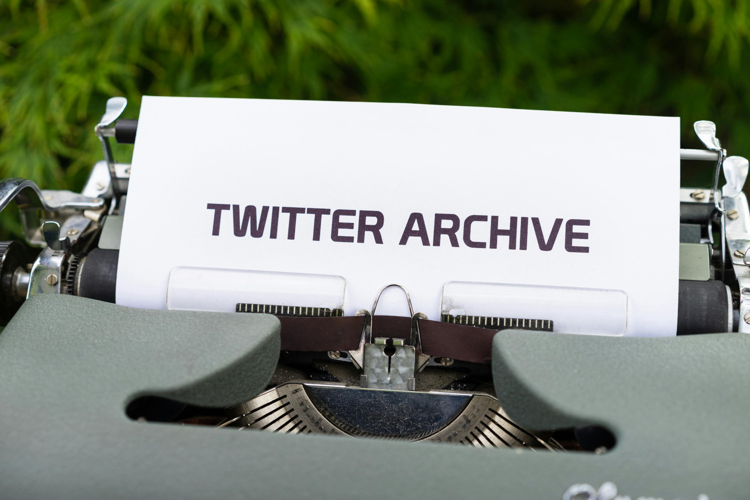 Vieille machine à écrire avec une feuille où est inscrit Twitter Archive