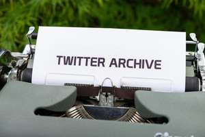 Vieille machine à écrire avec une feuille où est inscrit Twitter Archive